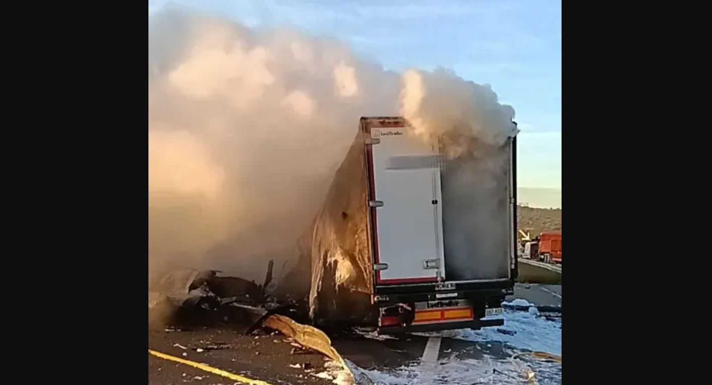 Muere el conductor de un camión al chocar con otros dos en la AP-7 en ...