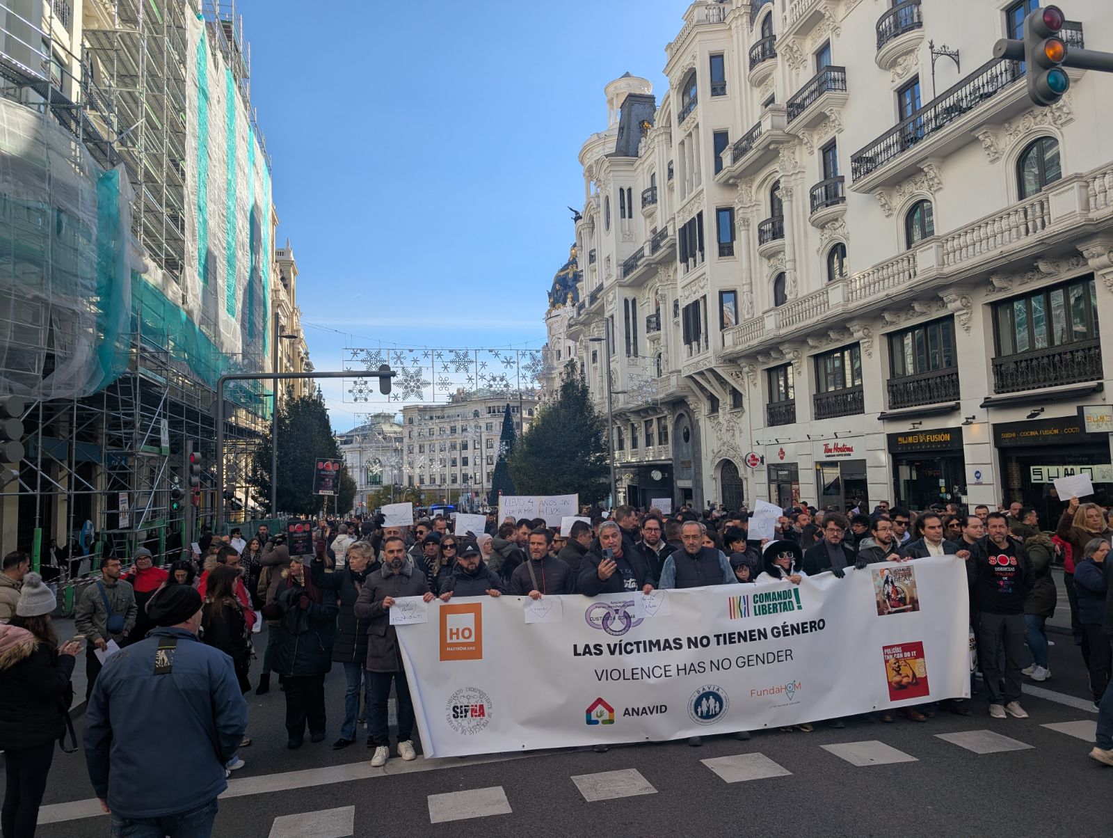 Miles de personas marchan en Madrid para exigir a Redondo que ampare a ...