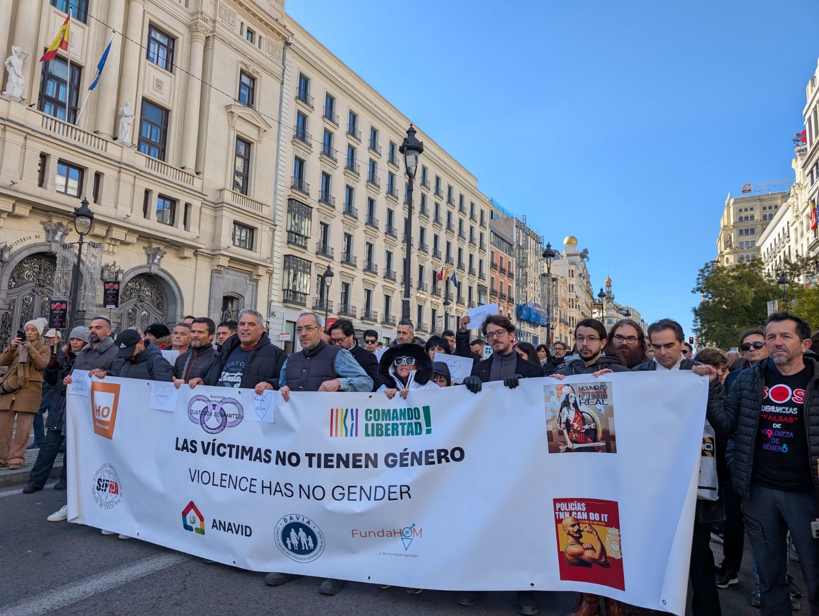 Miles de personas marchan en Madrid para exigir a Redondo que ampare a ...