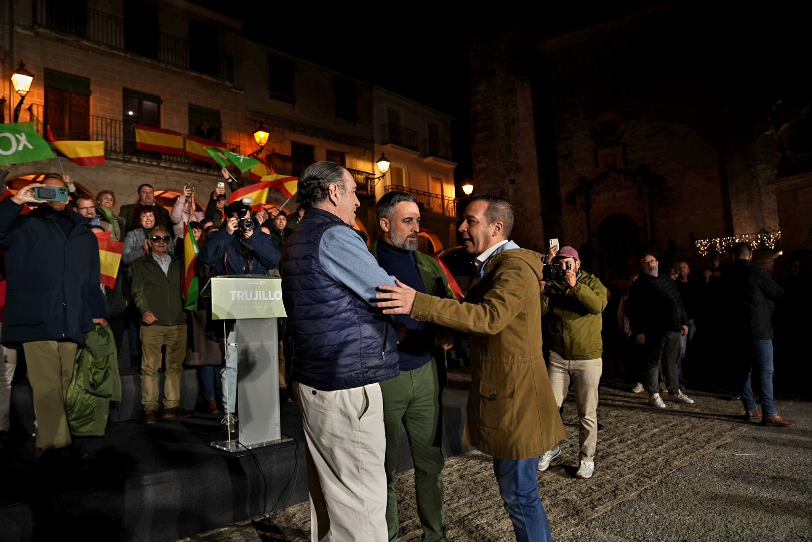 Abascal critica a Feijóo por no presentar una moción de censura contra ...