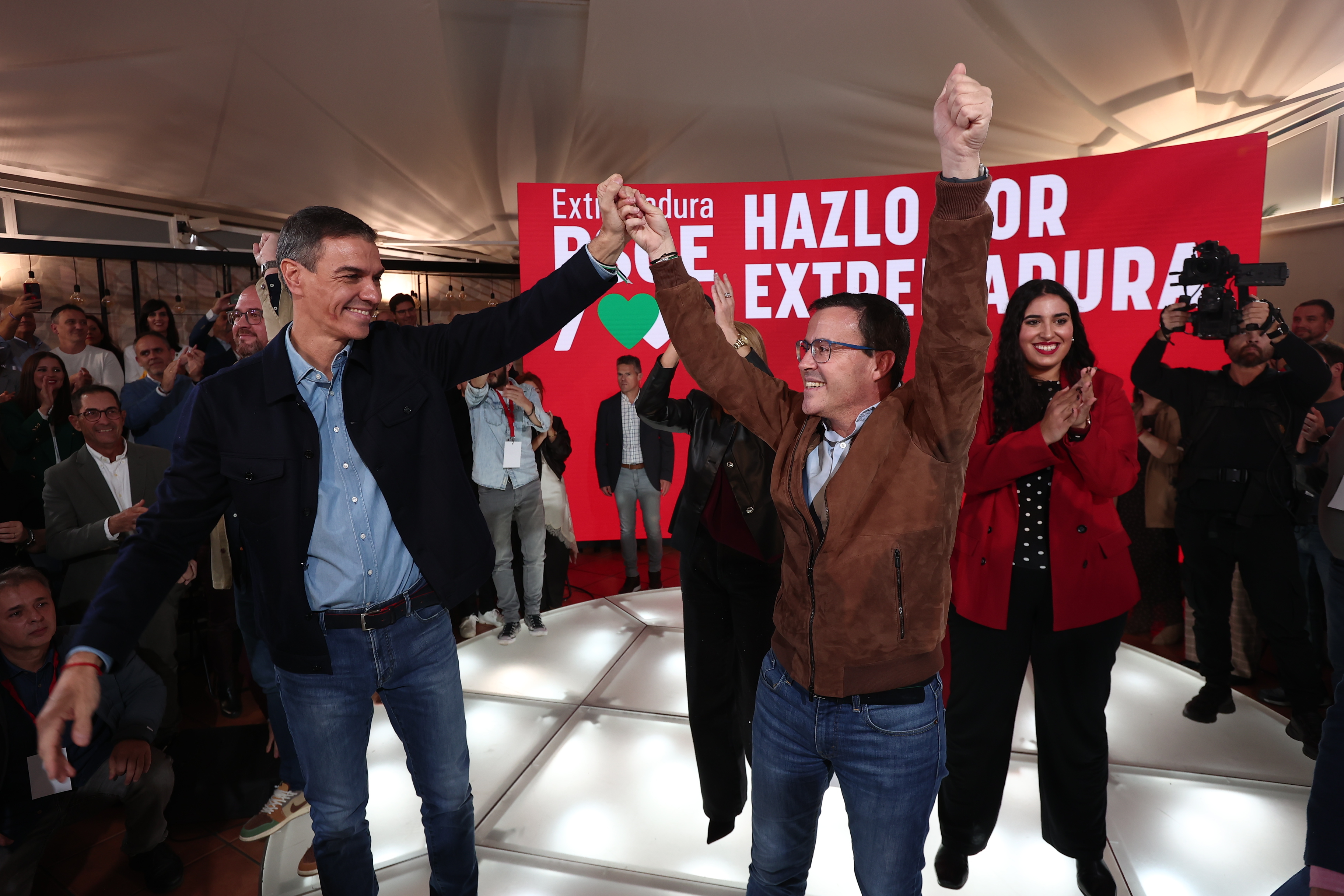 Sánchez acompaña a Gallardo, su candidato imputado, en un acto del PSOE ...