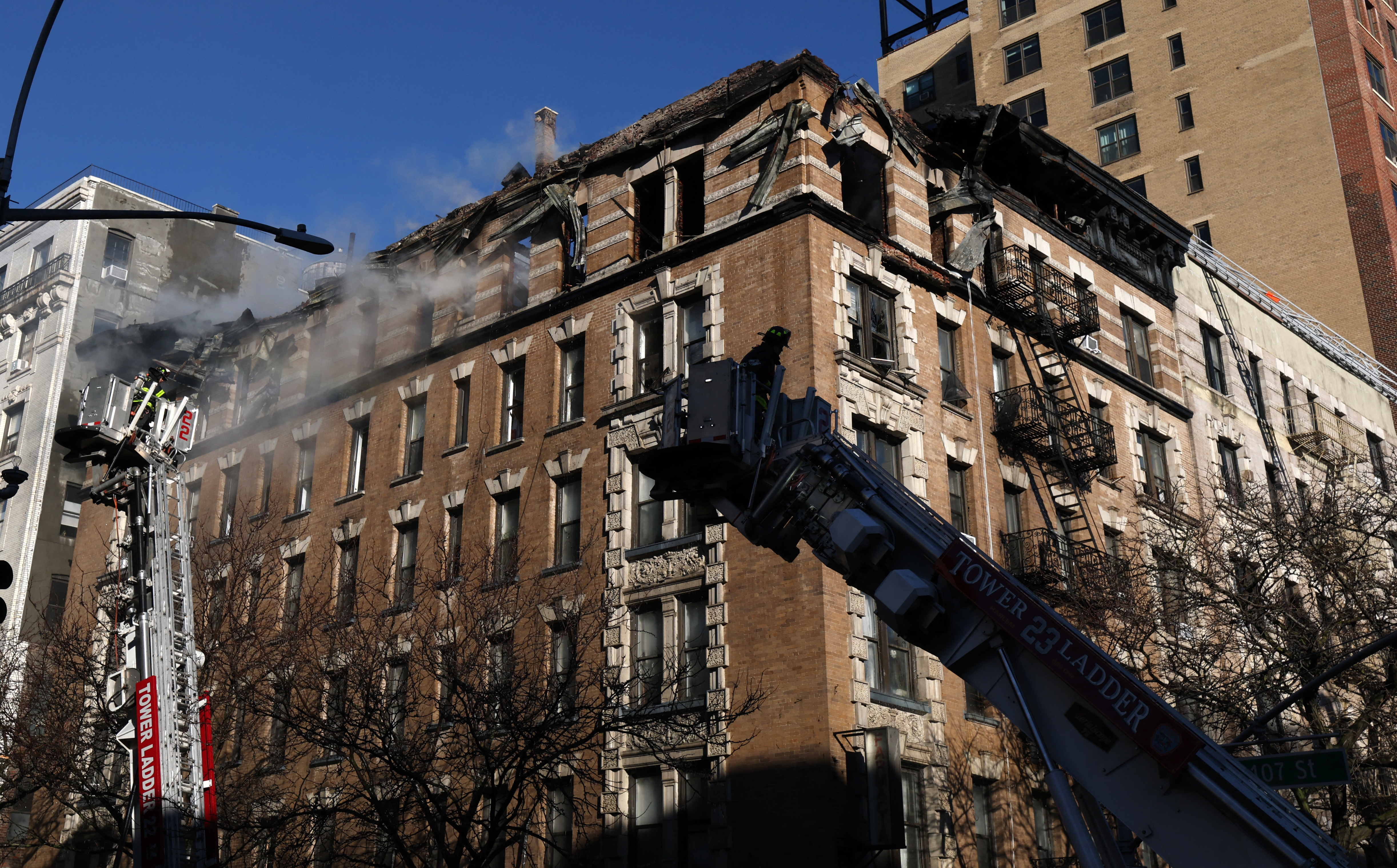 Un enorme incendio envuelve en llamas un edificio en el centro de Nueva ...