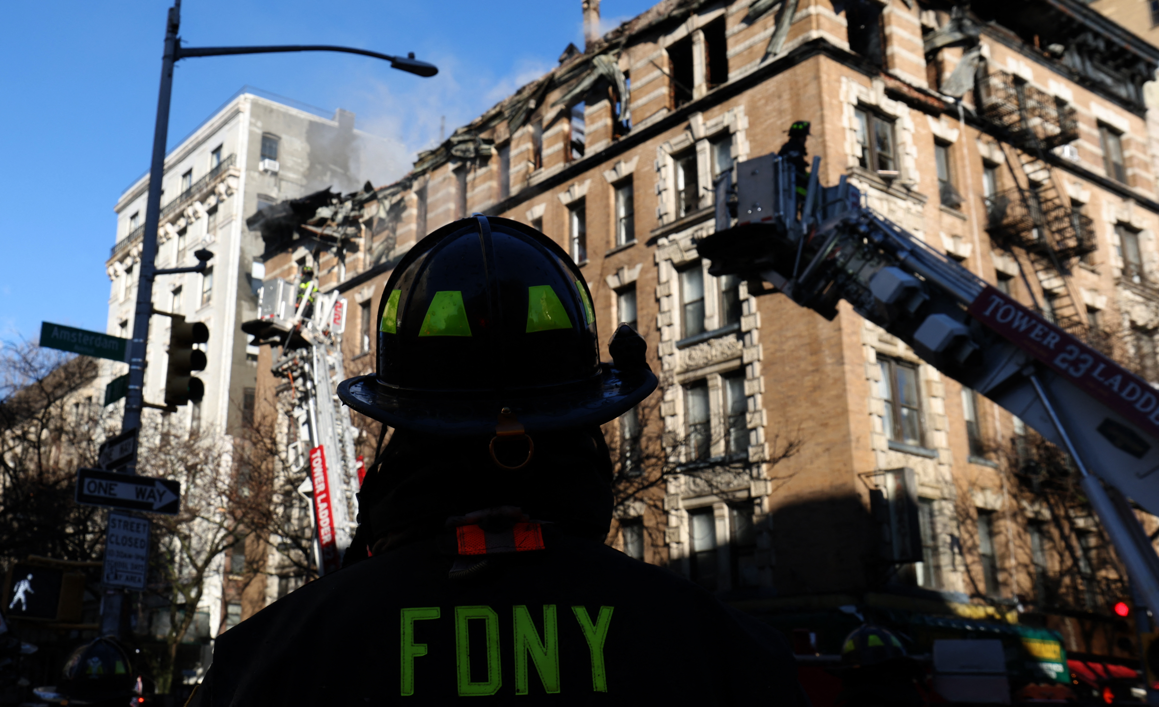 Un enorme incendio envuelve en llamas un edificio en el centro de Nueva ...