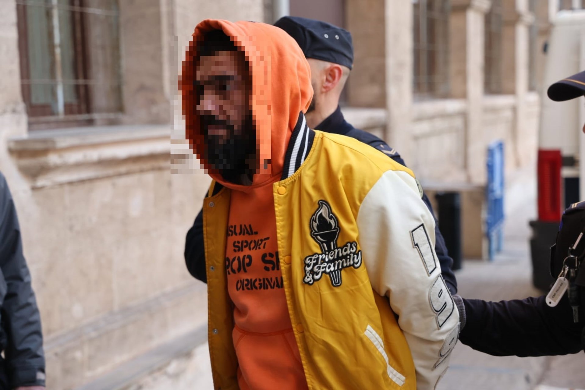 El hombre acusado de matar a su pareja en Palma hace un año se sienta ...
