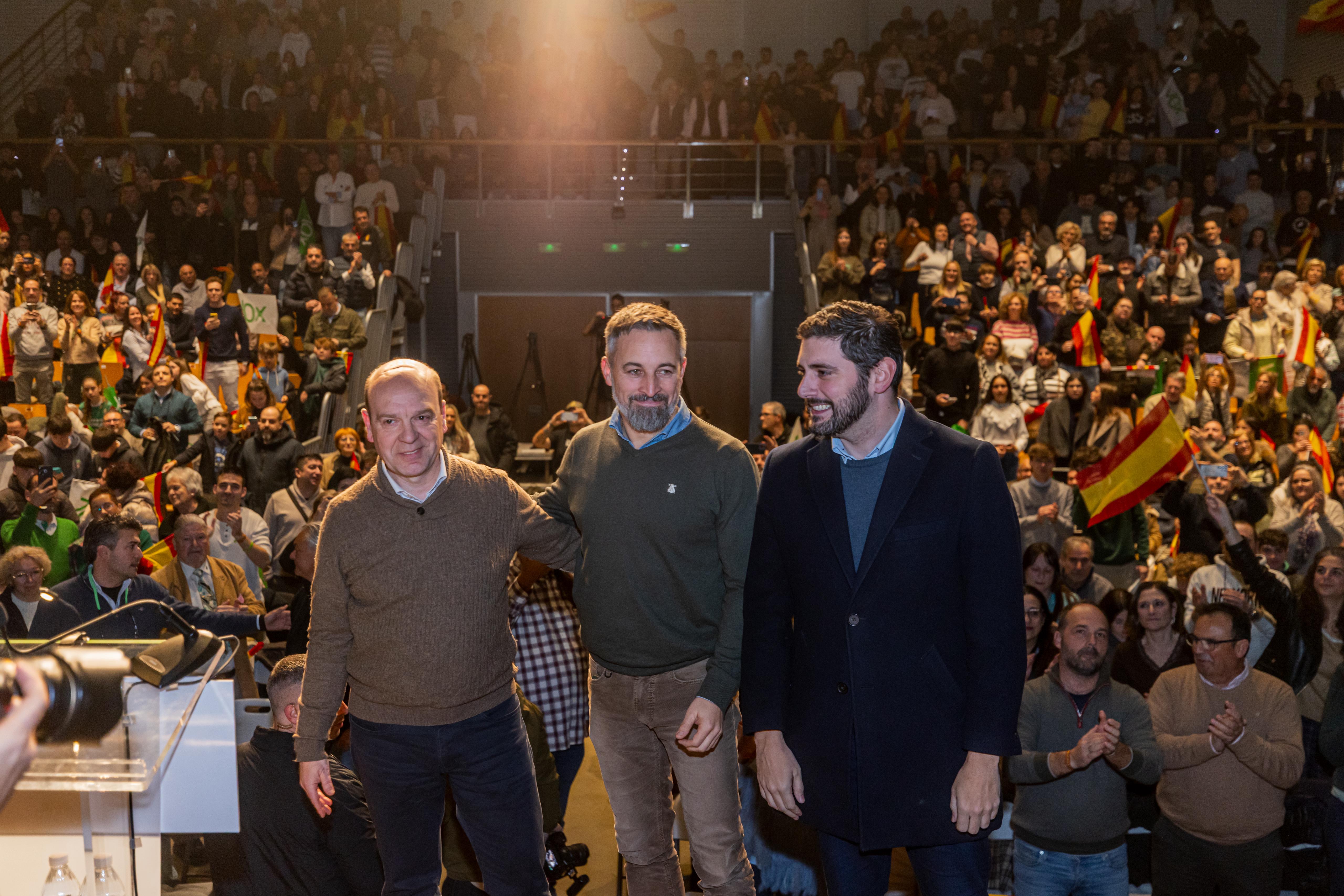 Abascal acusa a Feijóo de copiar a Vox en su postura migratoria: «¿Os ...