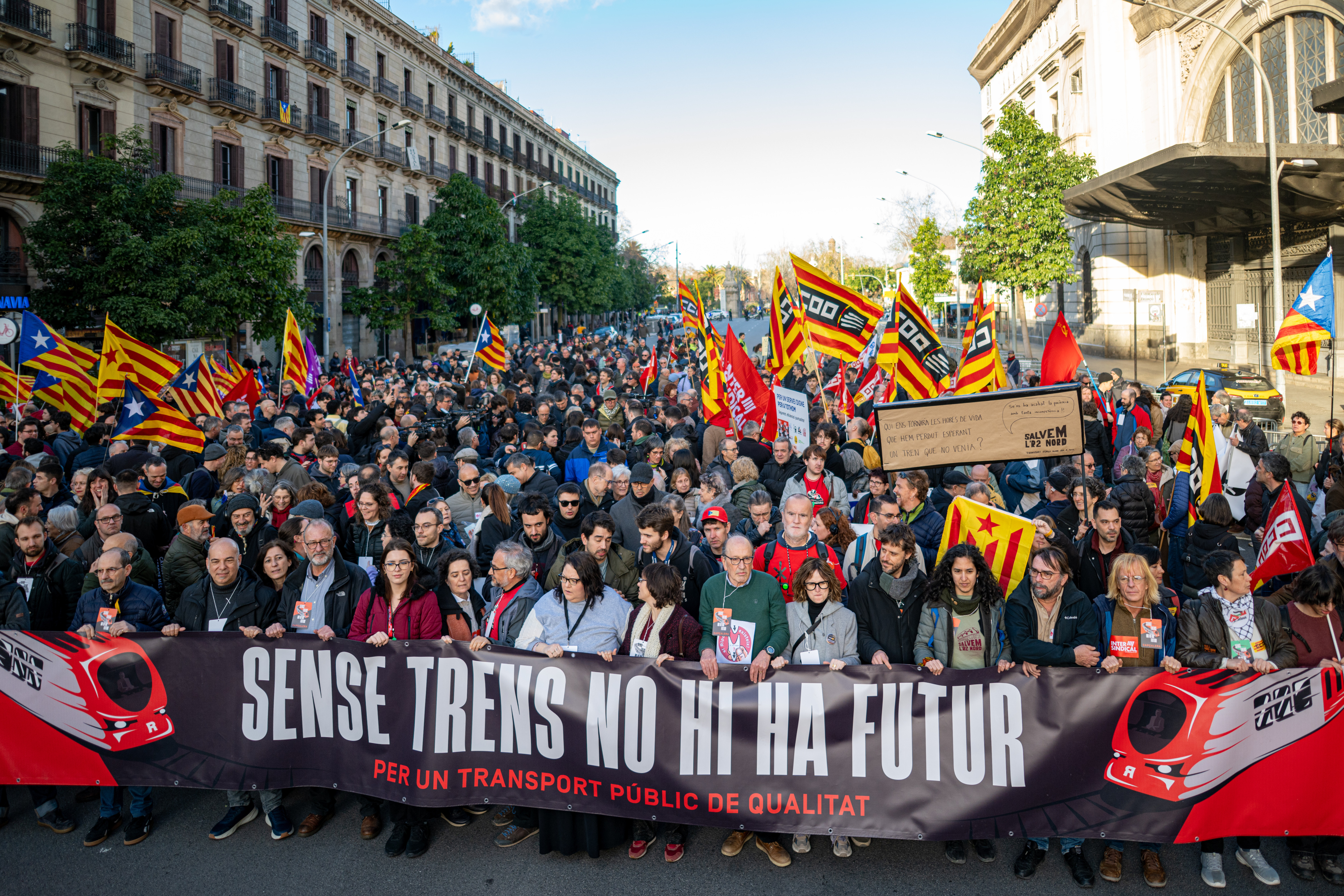 Miles de personas salen a las calles de Barcelona para denunciar la ...