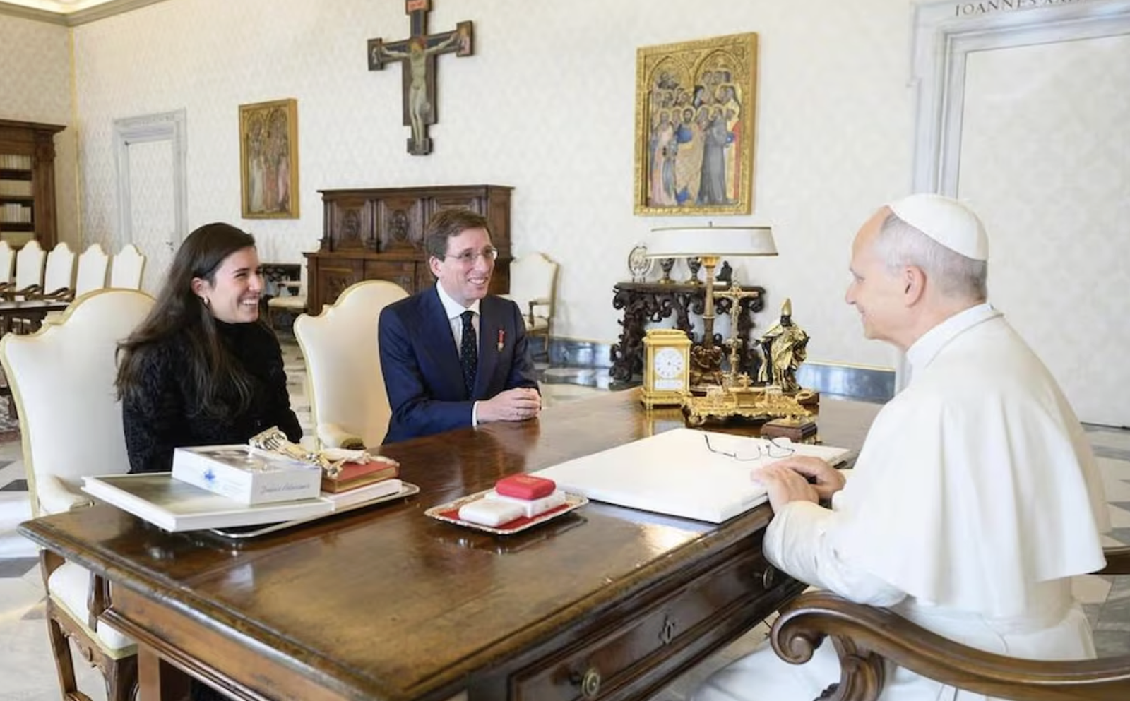 Almeida confiesa que están trabajando en la visita del Papa León XIV a ...