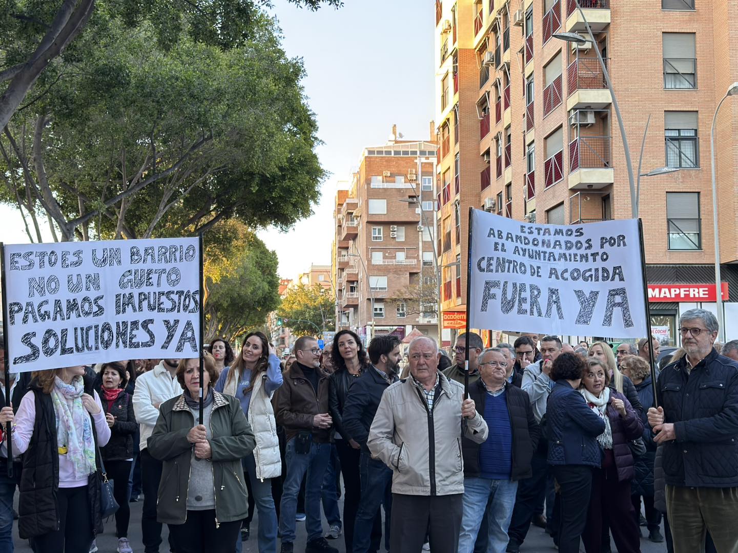 Los vecinos de un barrio de Almería dicen basta ante la inseguridad en ...