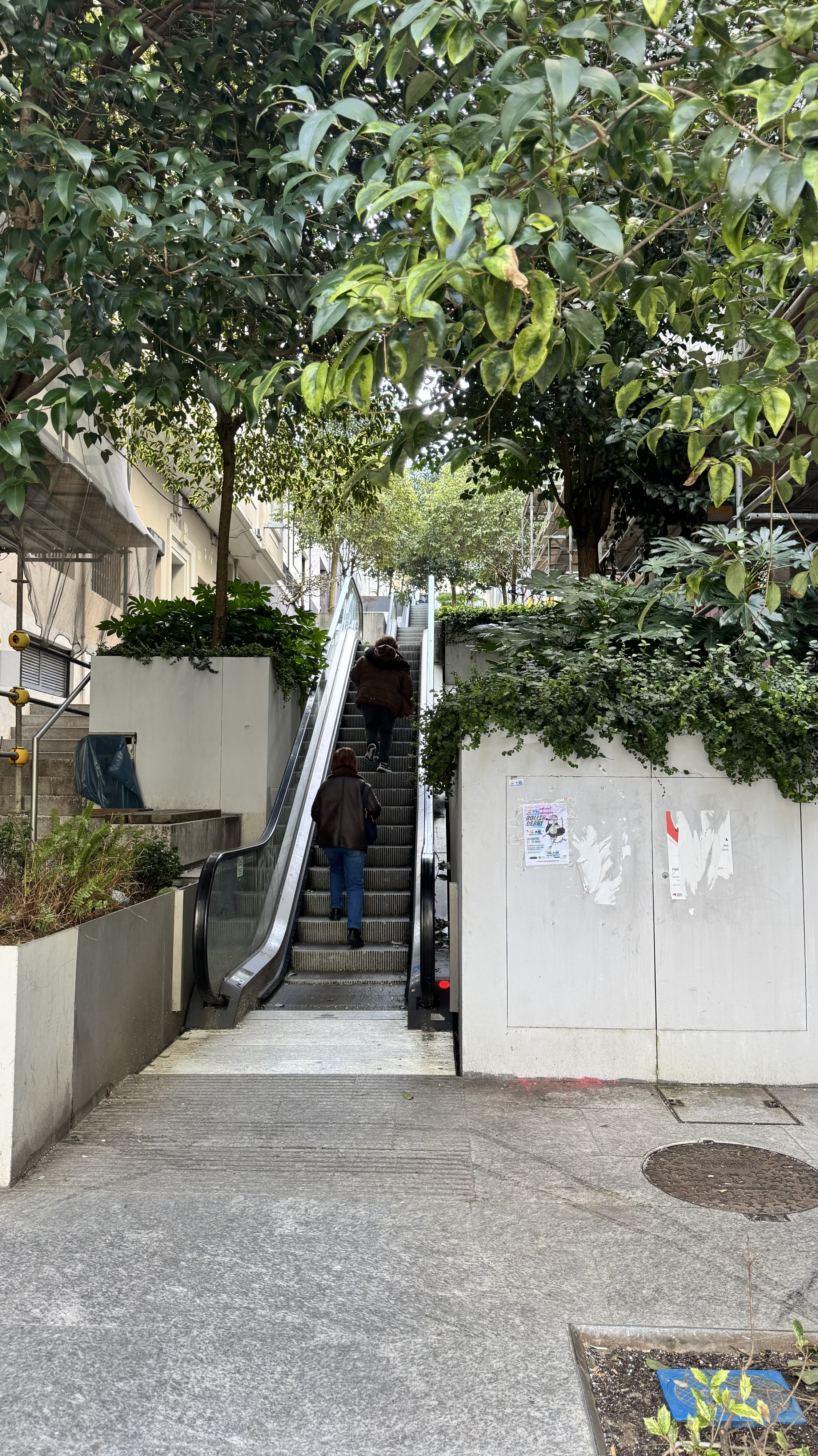 Años de averías en las escaleras de Maestro Clavé: los vecinos de La ...