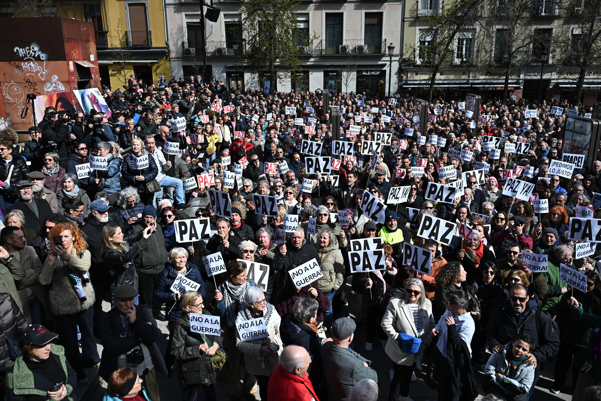 La izquierda espolea en la calle el «no a la guerra» en plena jornada ...