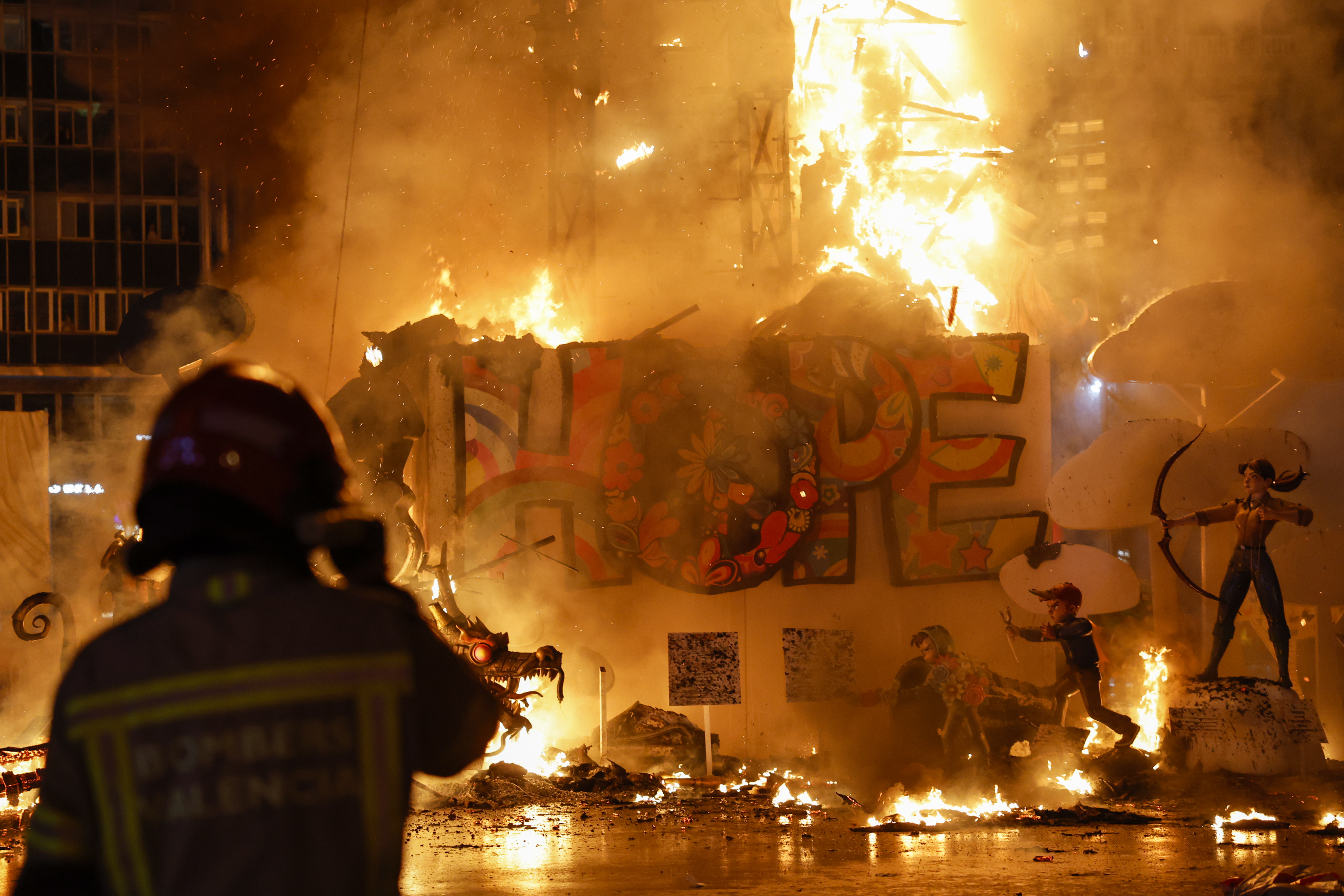 Valencia se rinde al fuego: así fue la Cremà de las Fallas 2026, en vídeo