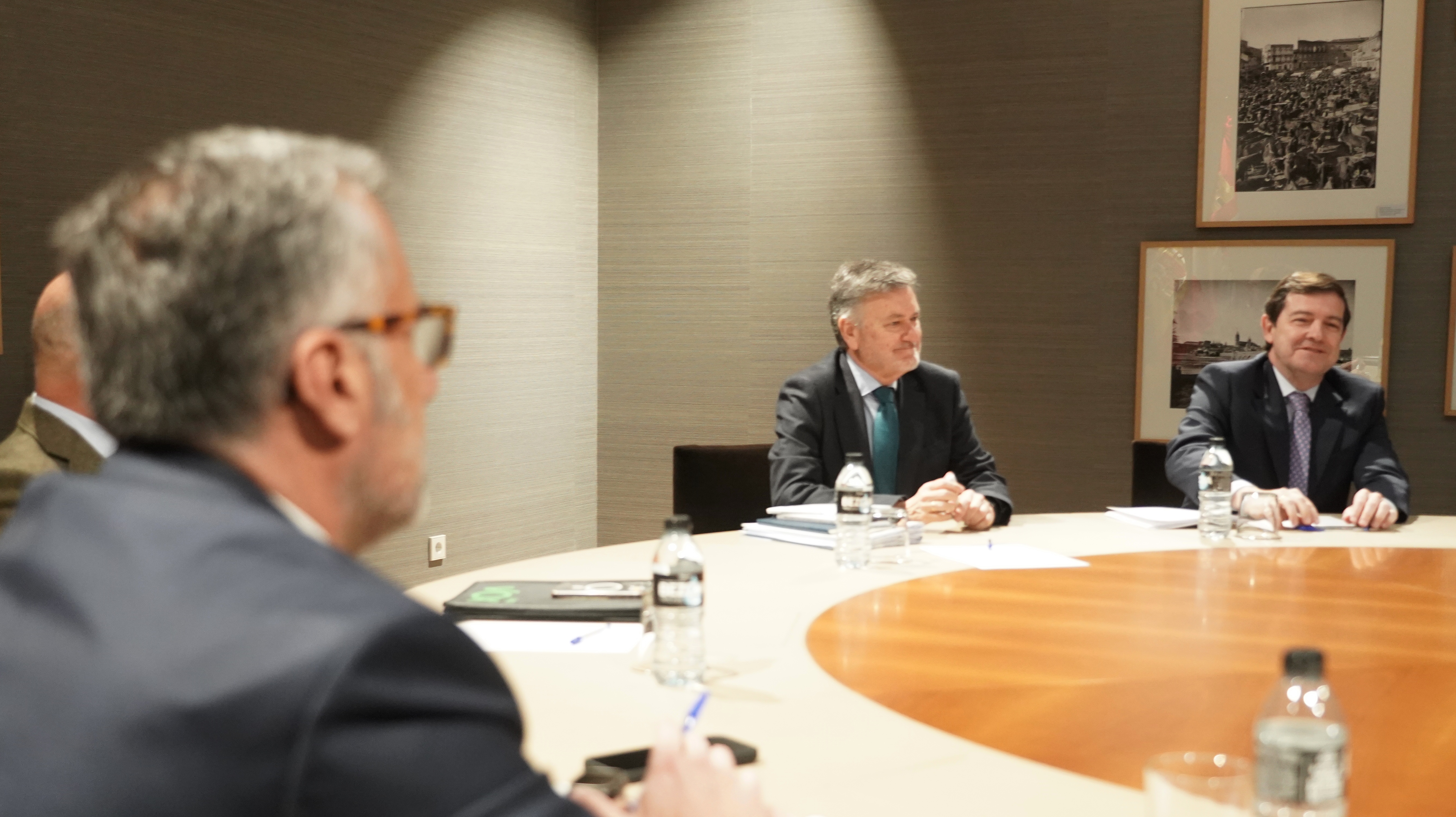 La primera reunión entre PP y Vox fracasa y pone en duda un Gobierno de ...