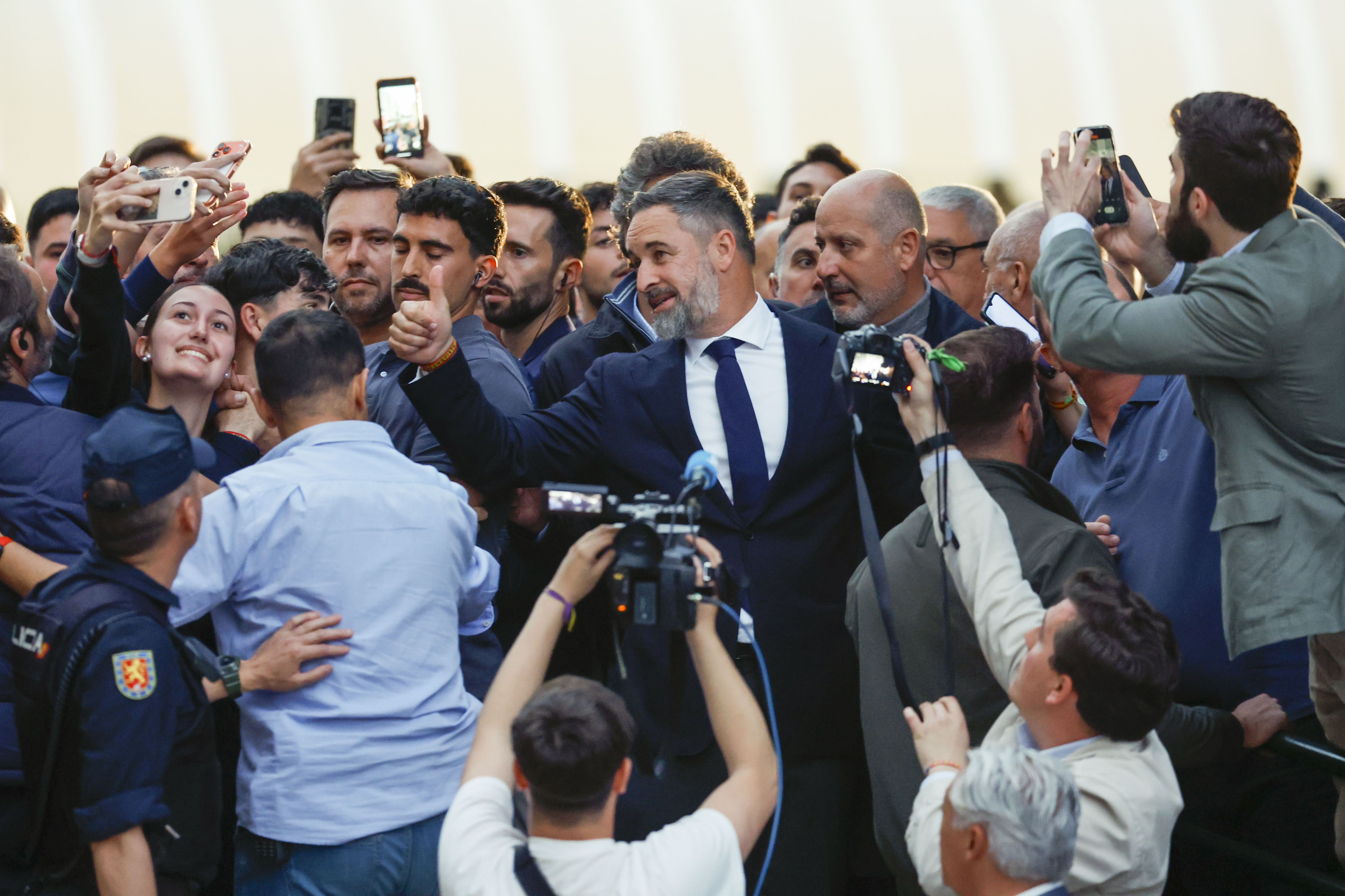 Expulsan del mitin de Abascal a un varón con una menor en brazos que le ...