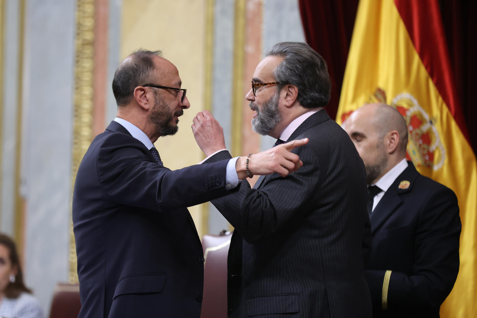 Expulsan del Pleno tras encararse con el presidente del Congreso a un ...
