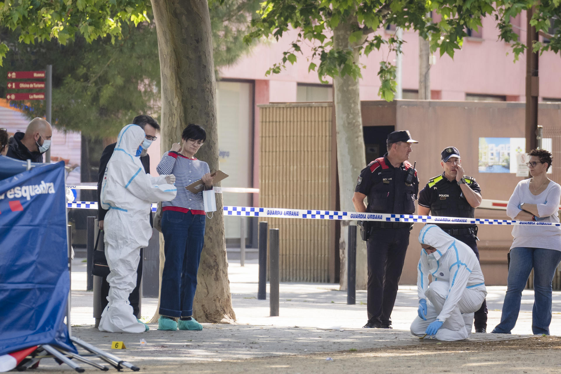 Un hombre mata a cuchilladas a su expareja en plena calle en Figueres ...
