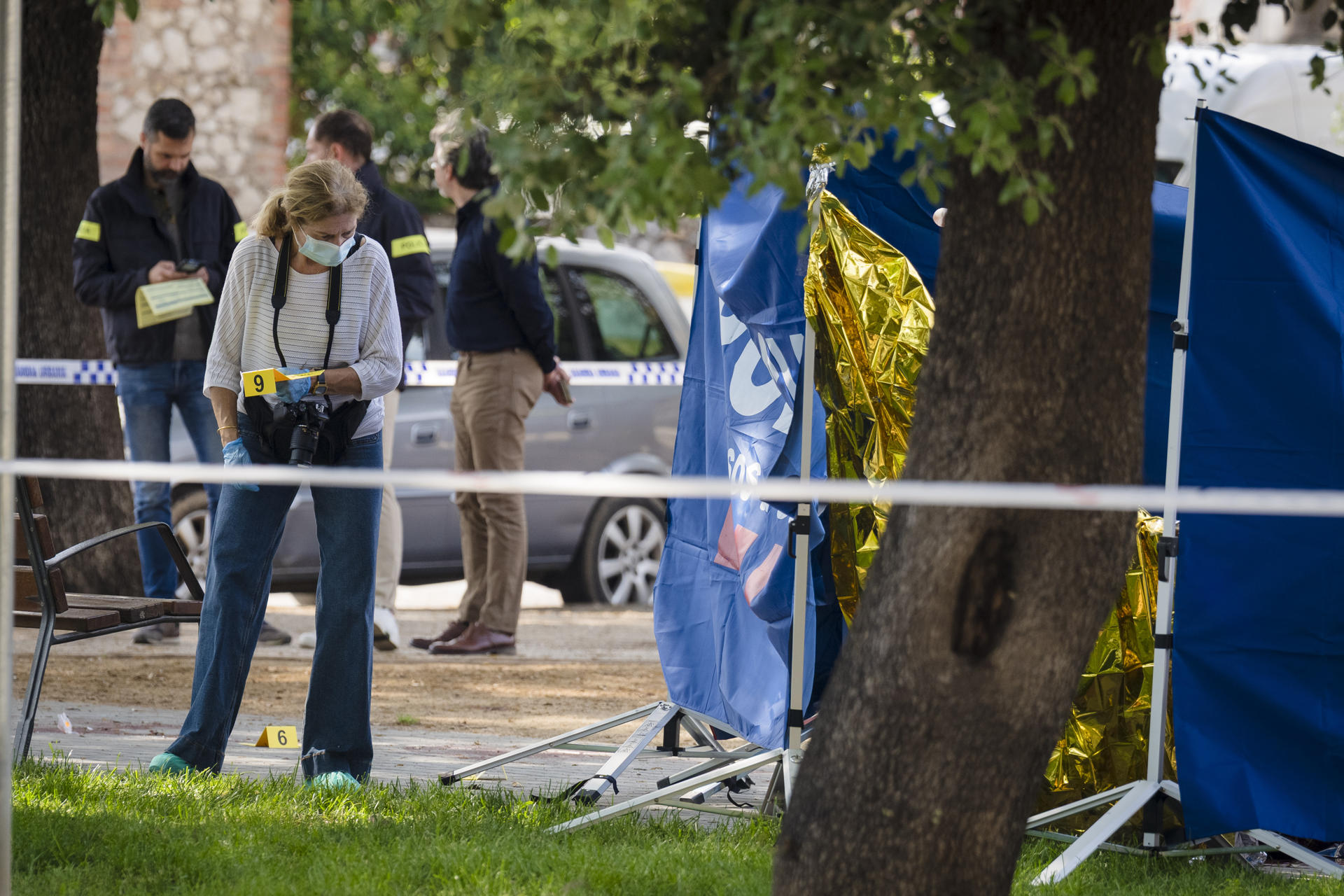 Un hombre mata a cuchilladas a su expareja en plena calle en Figueres ...