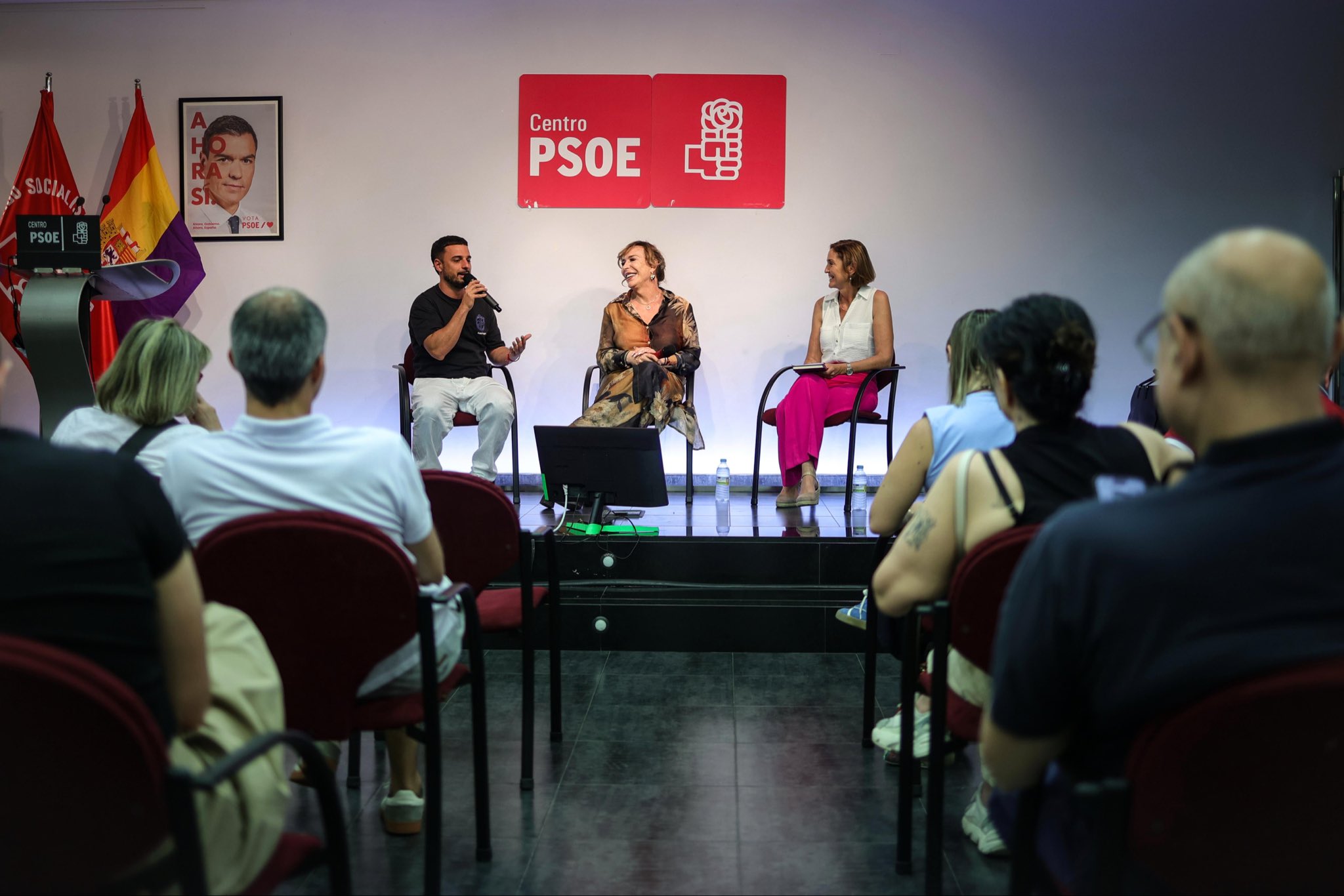 El PSOE sustituye la bandera de España por una republicana junto a un ...