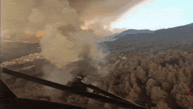 GIF de un avión apagando incendios