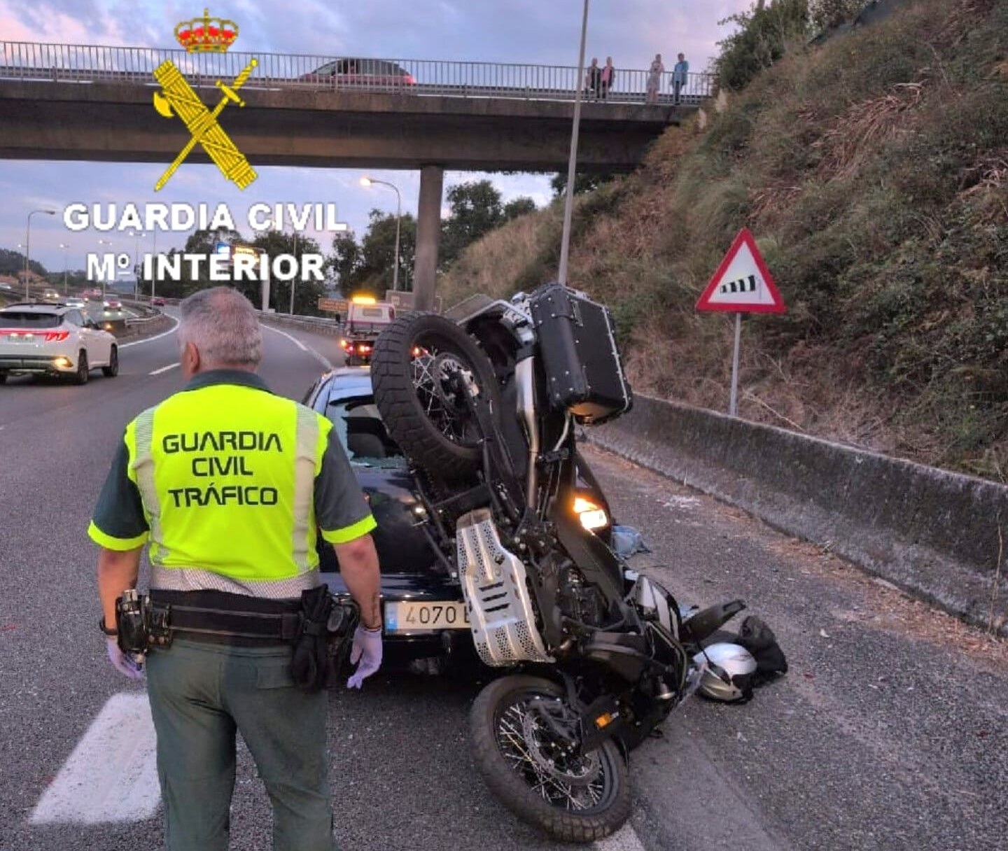 Dos heridos graves al colisionar una moto contra un coche en la AP-9 a ...