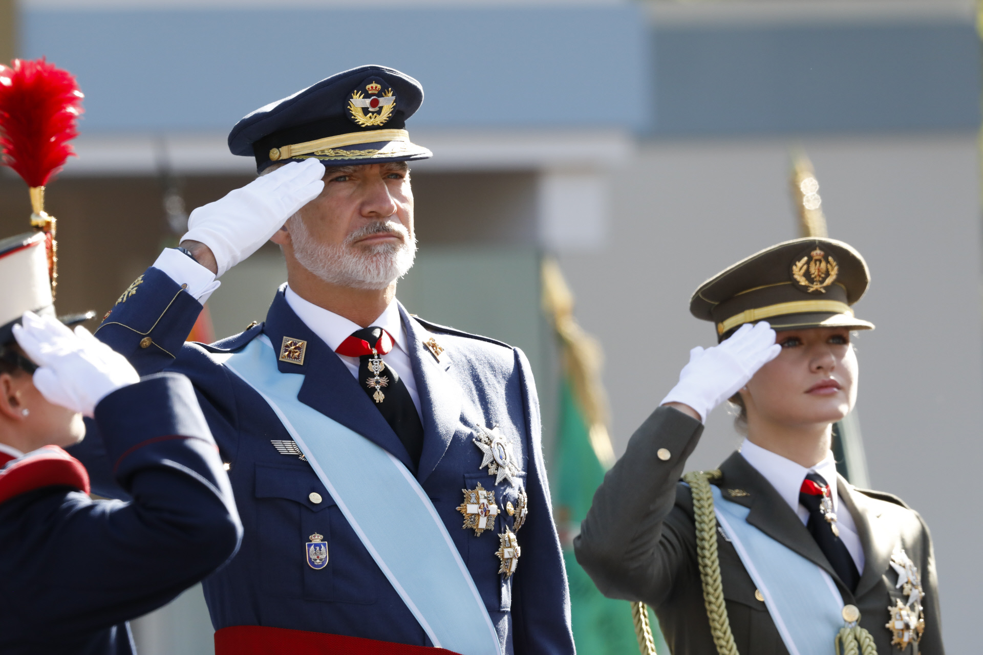 ¿Por qué el Rey Felipe y la Princesa Leonor han vestido uniformes ...